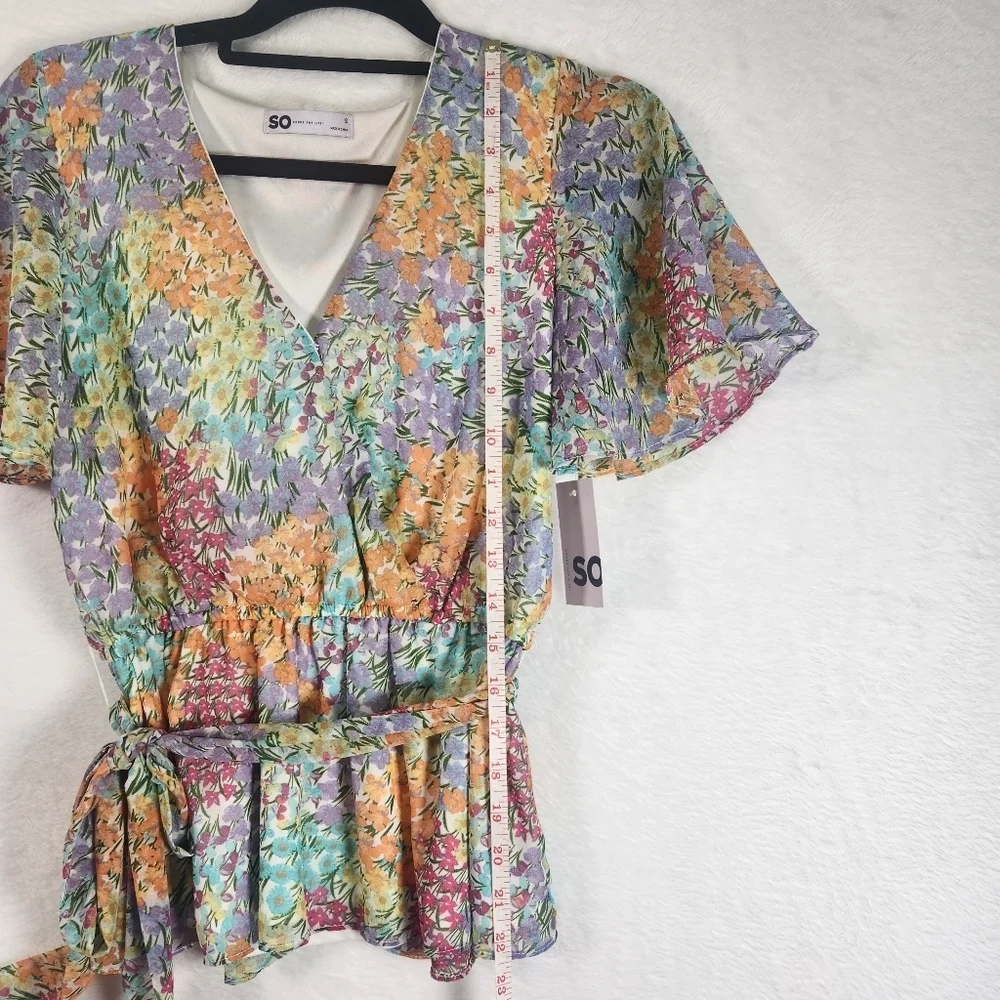 SO short sleeve V-neck floral spring top with flutter sleeves & peplum hem Small